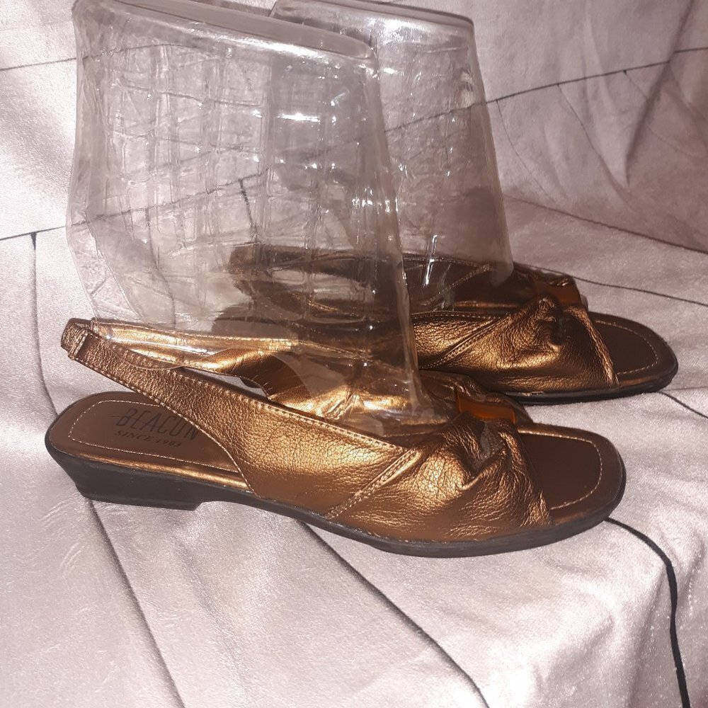 BEACON WOMANS GOLD COLORED DRESS SANDALS SIZE 10M